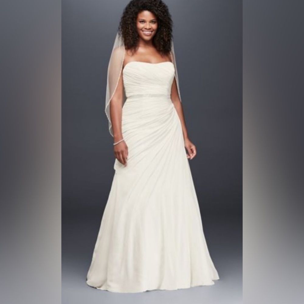 Beautiful ivory David's Bridal wedding dress size 16w/belt & wrap Style- 9V3540